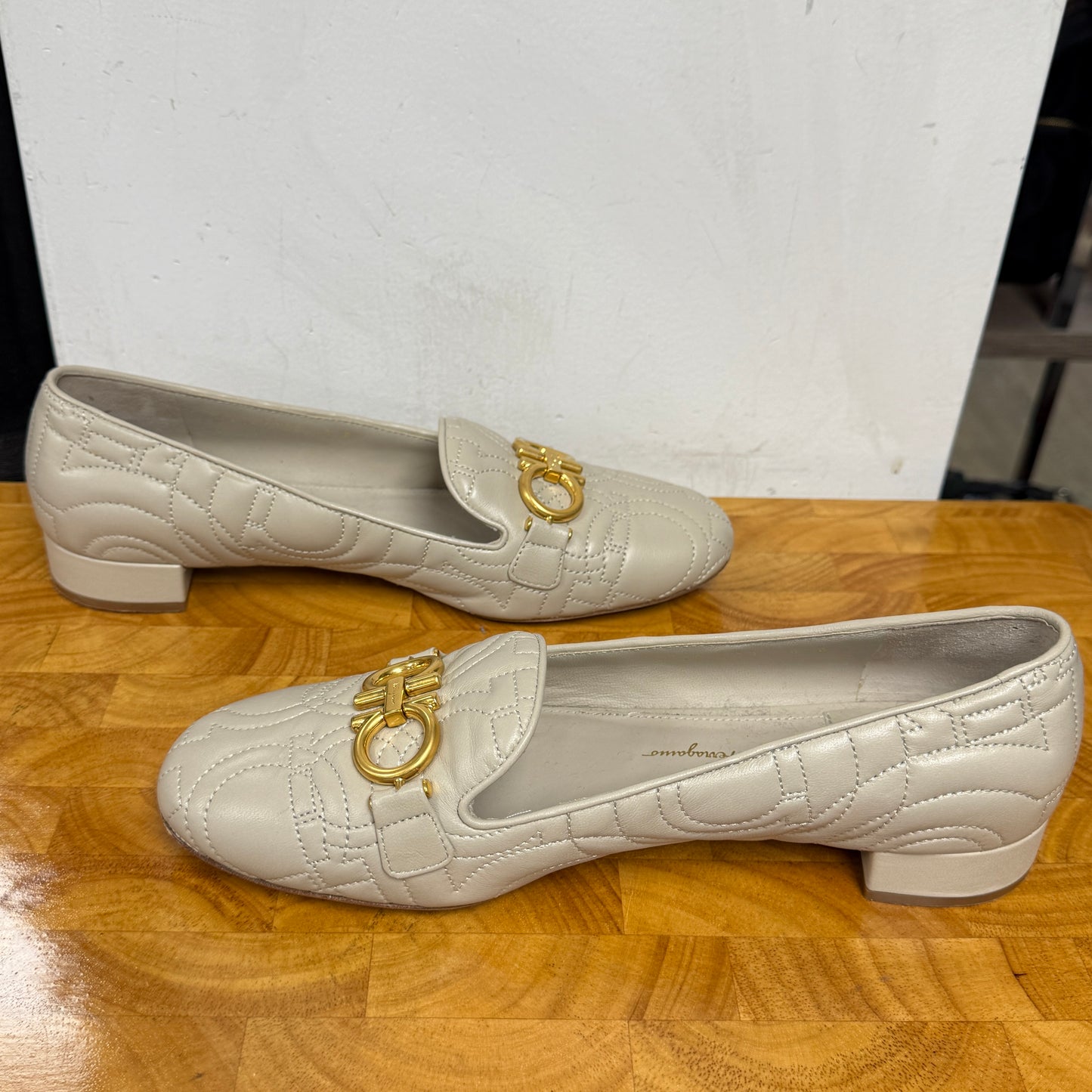 Salvatore FERRAGAMO Light Gray Leather Flats Size 8