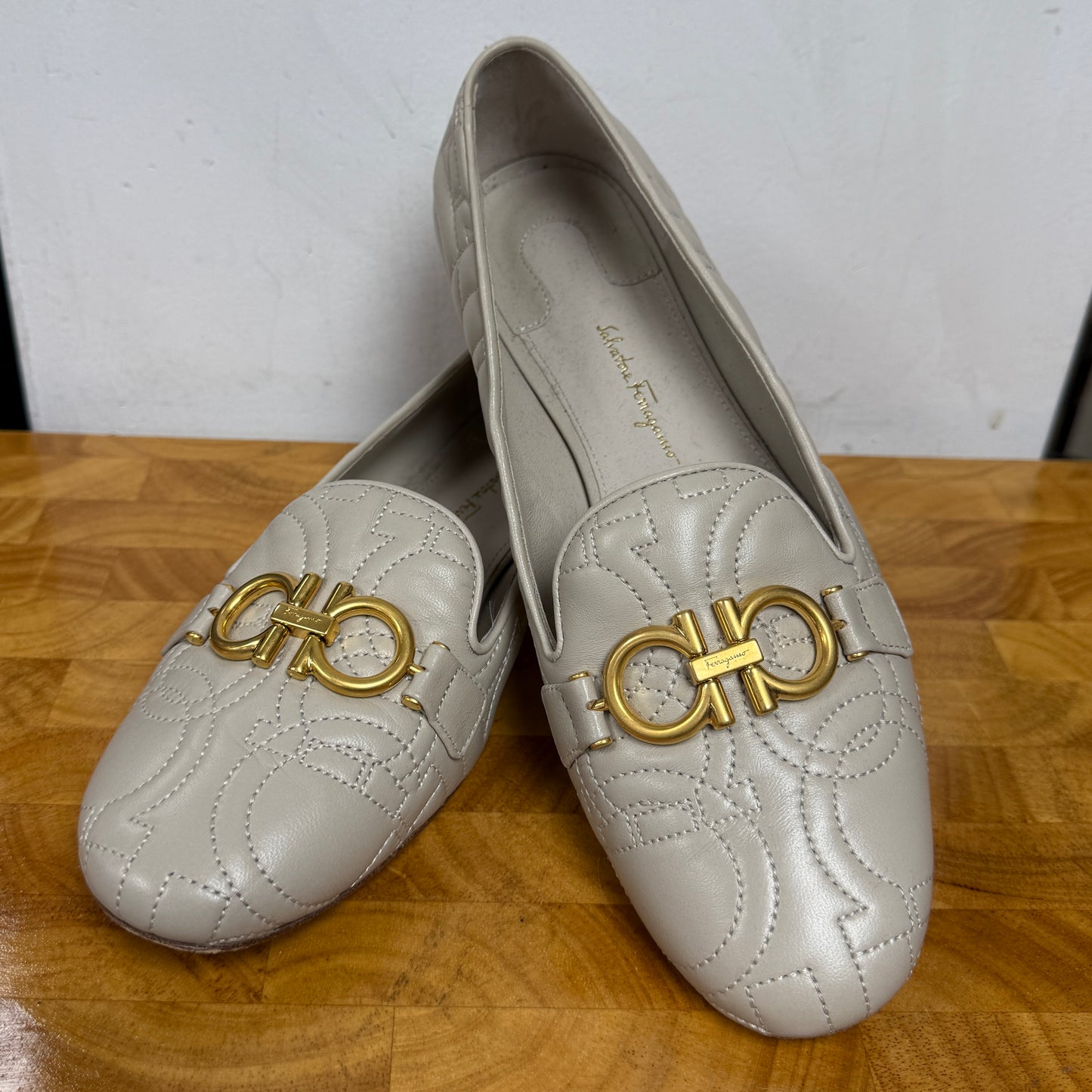 Salvatore FERRAGAMO Light Gray Leather Flats Size 8